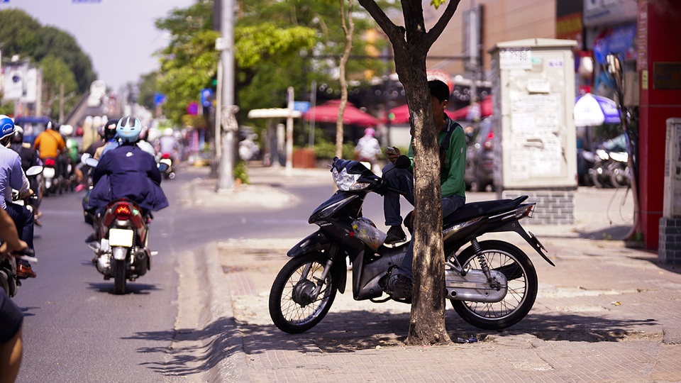 TPHCM: Người dân chật vật qua kỳ nghỉ trong cái nắng đổ lửa - 6 TPHCM: Người dân chật vật qua kỳ nghỉ trong cái nắng đổ lửa - 6