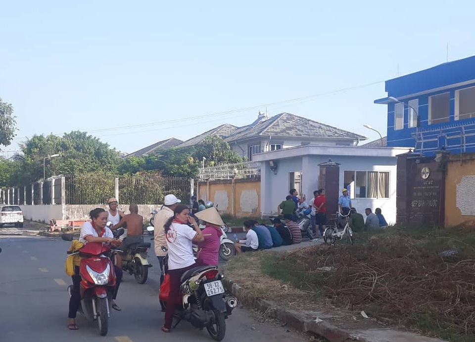 TPHCM: Nổ trạm biến áp, hàng trăm hộ dân mất điện giữa trời nóng 40 độ - 2 TPHCM: Nổ trạm biến áp, hàng trăm hộ dân mất điện giữa trời nóng 40 độ - 2