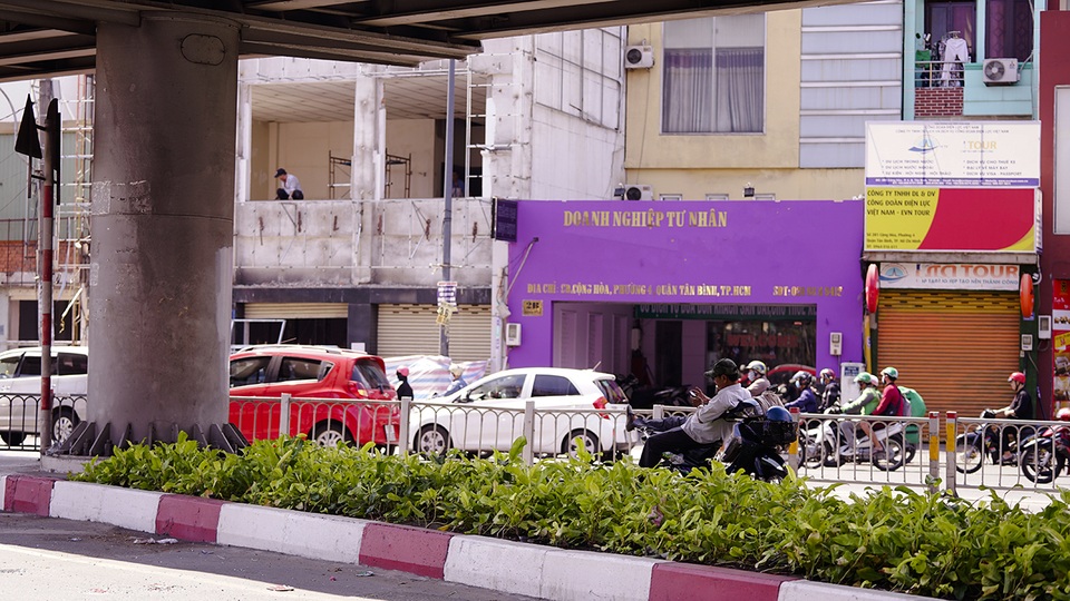 TPHCM: Người dân chật vật qua kỳ nghỉ trong cái nắng đổ lửa - 7 TPHCM: Người dân chật vật qua kỳ nghỉ trong cái nắng đổ lửa - 7