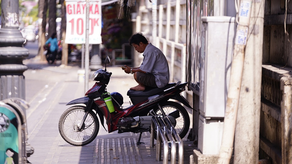 TPHCM: Người dân chật vật qua kỳ nghỉ trong cái nắng đổ lửa - 8 TPHCM: Người dân chật vật qua kỳ nghỉ trong cái nắng đổ lửa - 8