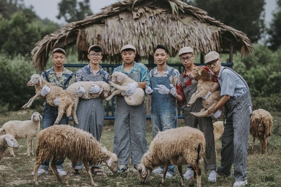Ảnh kỷ yếu “nông trại vui vẻ” trên thảo nguyên của học sinh Nghệ An - 7 Ảnh kỷ yếu “nông trại vui vẻ” trên thảo nguyên của học sinh Nghệ An - 7
