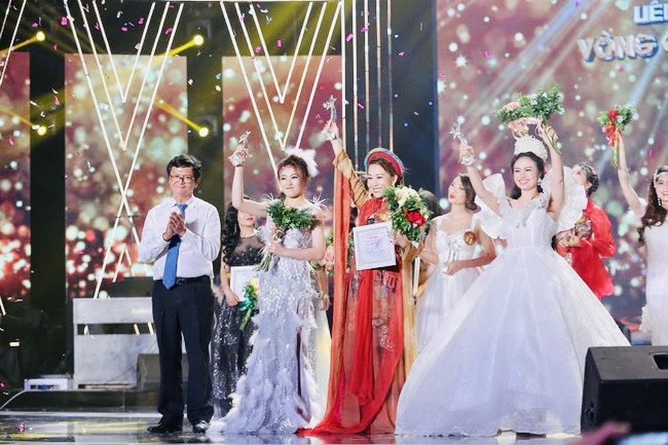 Chung kết Sao Mai 2019 tại FLC Hạ Long Đêm ngàn sao hội tụ 3.jpg Chung kết Sao Mai 2019 tại FLC Hạ Long Đêm ngàn sao hội tụ 3