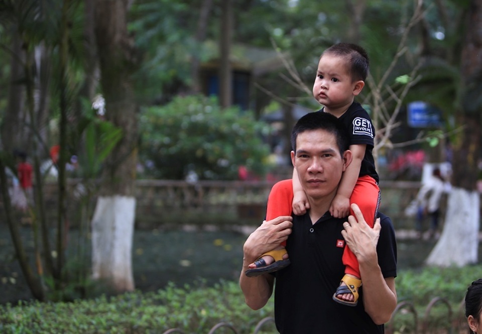 Vườn thú, công viên Hà Nội đông nghịt người trong ngày nghỉ lễ - 7 Vườn thú, công viên Hà Nội đông nghịt người trong ngày nghỉ lễ - 7