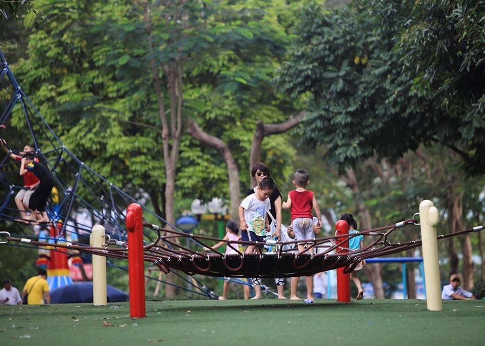 Vườn thú, công viên Hà Nội đông nghịt người trong ngày nghỉ lễ - 8 Vườn thú, công viên Hà Nội đông nghịt người trong ngày nghỉ lễ - 8