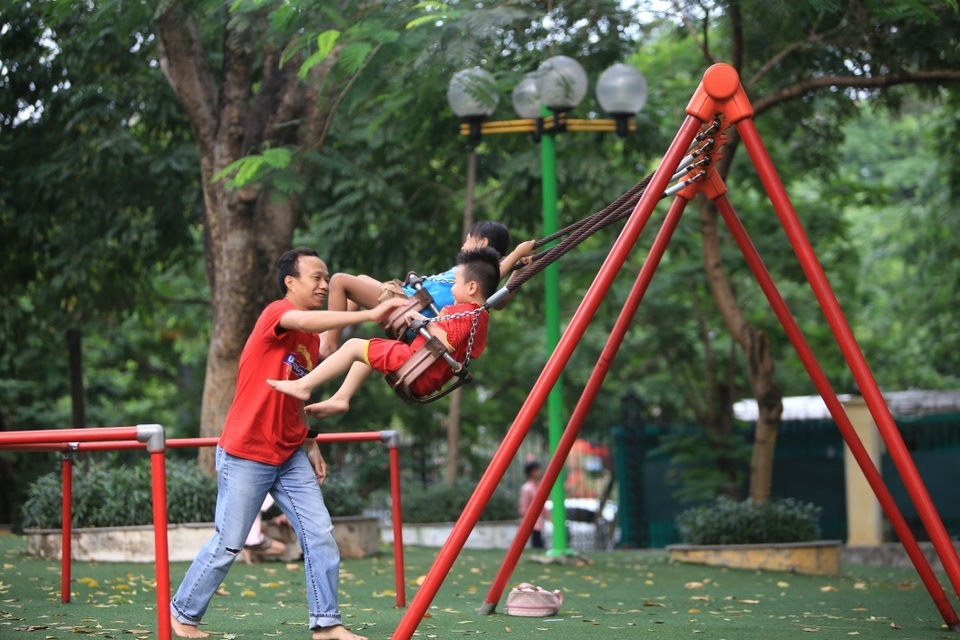 Vườn thú, công viên Hà Nội đông nghịt người trong ngày nghỉ lễ - 9 Vườn thú, công viên Hà Nội đông nghịt người trong ngày nghỉ lễ - 9