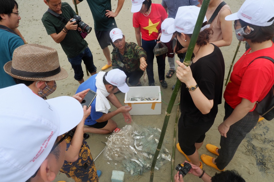 Một ngày làm ngư dân ở đảo Quan Lạn: Một mẻ lưới thu cả chục kg cá - 6 Một ngày làm ngư dân ở đảo Quan Lạn: Một mẻ lưới thu cả chục kg cá - 6