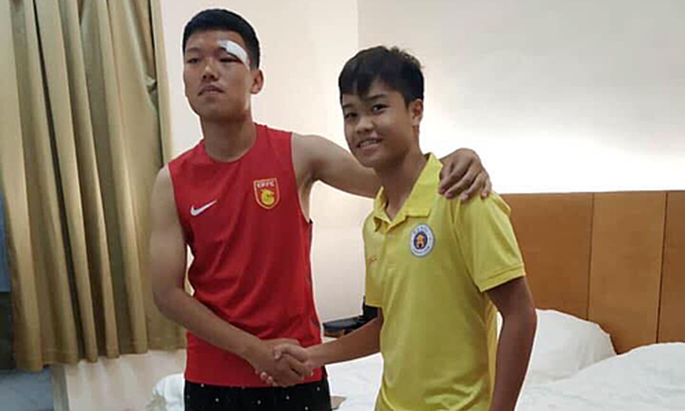 Đội trưởng U17 Hà Nội tới tận phòng xin lỗi đối thủ Trung Quốc sau vụ đấm vào mặt - 1 Đội trưởng U17 Hà Nội tới tận phòng xin lỗi đối thủ Trung Quốc sau vụ đấm vào mặt - 1