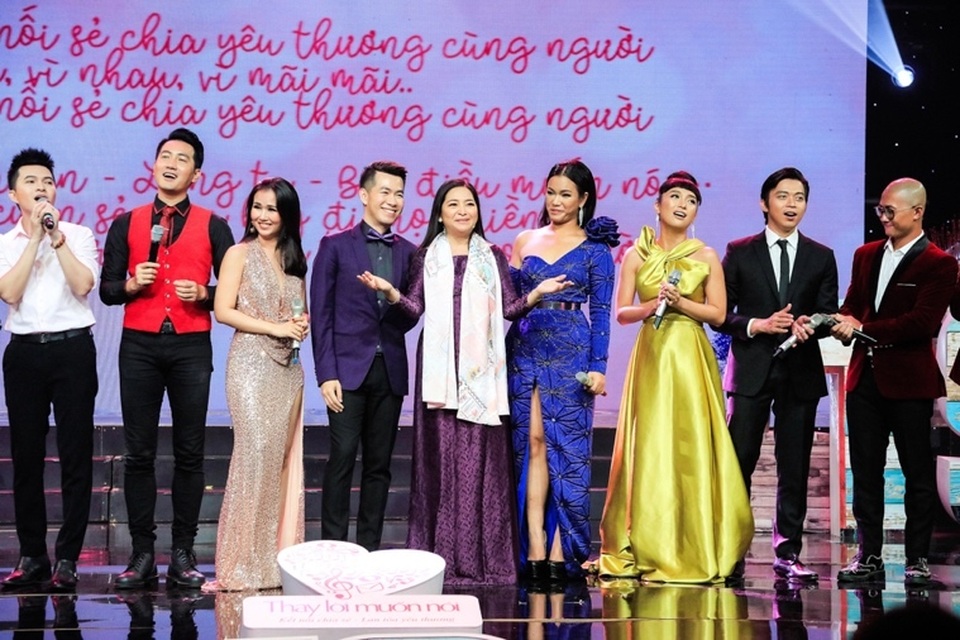Dàn sao Việt xúc động chia tay MC Quỳnh Hương tại “Thay lời muốn nói” - 2 Dàn sao Việt xúc động chia tay MC Quỳnh Hương tại “Thay lời muốn nói” - 2