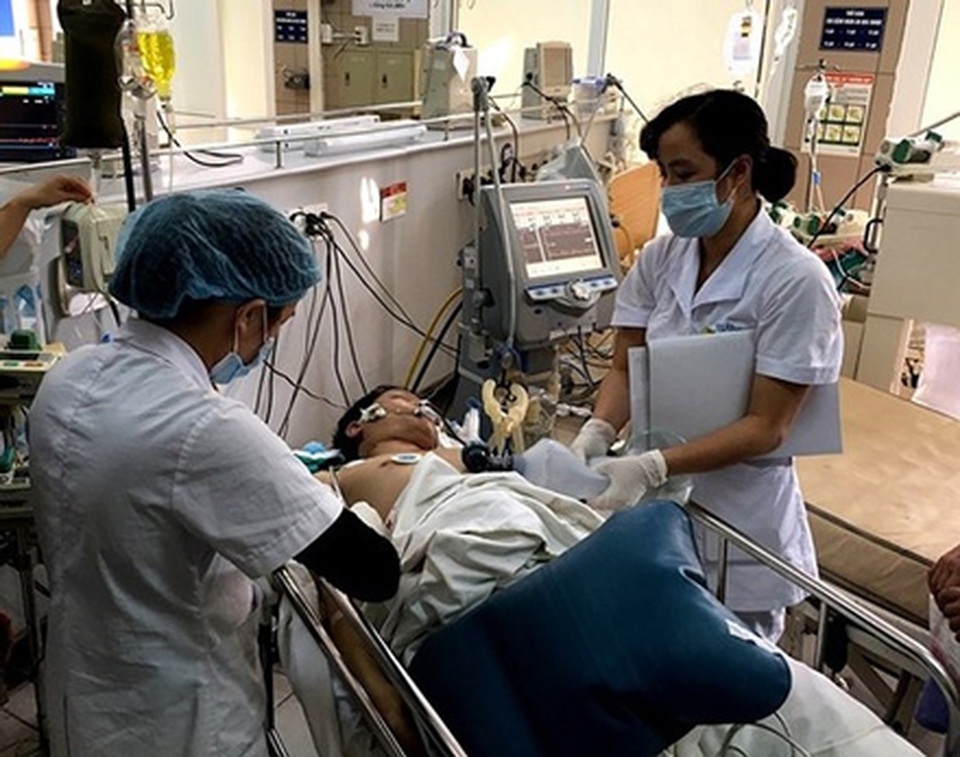 Uống phải rượu lá ngón, 1 người tử vong, 7 người nhập viện cấp cứu - 1 Uống phải rượu lá ngón, 1 người tử vong, 7 người nhập viện cấp cứu - 1