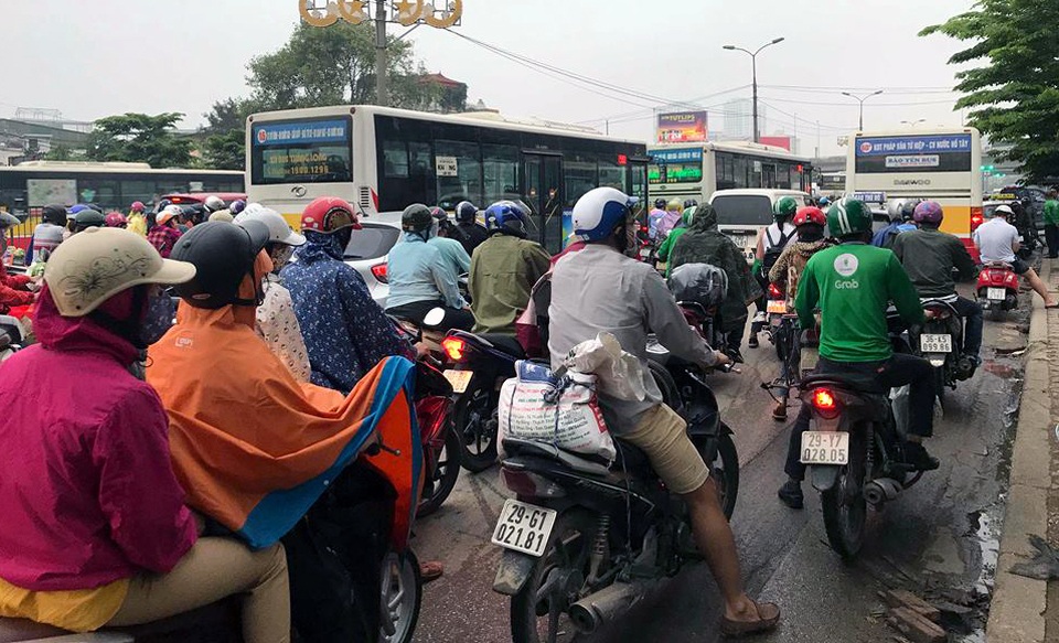 Dòng người đội mưa đổ về Hà Nội cuối ngày nghỉ lễ Giỗ Tổ - 12 Dòng người đội mưa đổ về Hà Nội cuối ngày nghỉ lễ Giỗ Tổ - 12