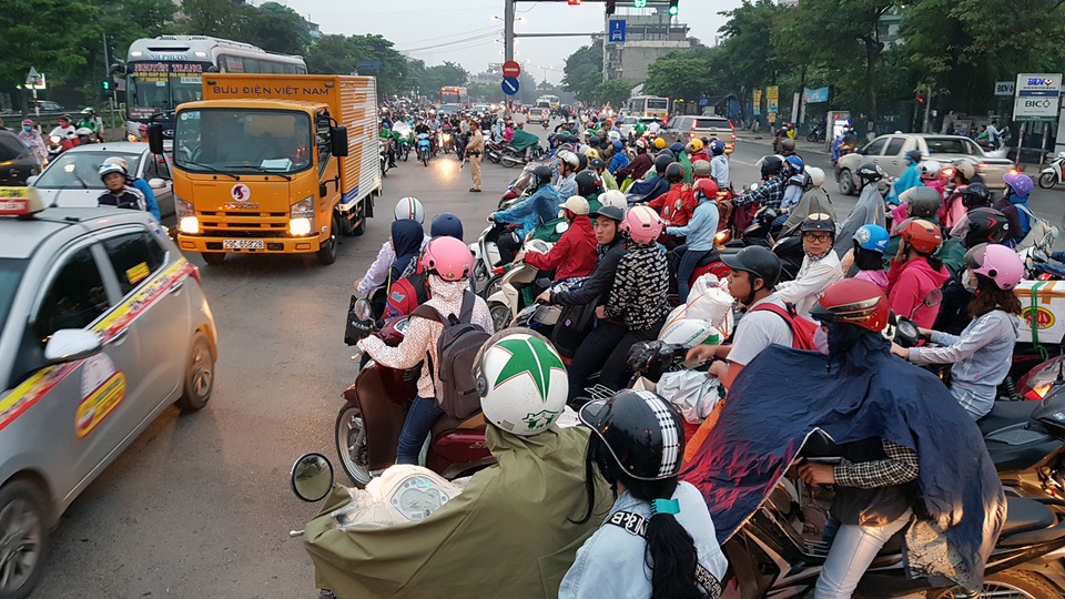 Dòng người đội mưa đổ về Hà Nội cuối ngày nghỉ lễ Giỗ Tổ - 9 Dòng người đội mưa đổ về Hà Nội cuối ngày nghỉ lễ Giỗ Tổ - 9