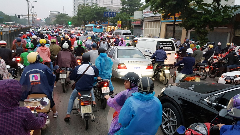 Dòng người đội mưa đổ về Hà Nội cuối ngày nghỉ lễ Giỗ Tổ - 8 Dòng người đội mưa đổ về Hà Nội cuối ngày nghỉ lễ Giỗ Tổ - 8