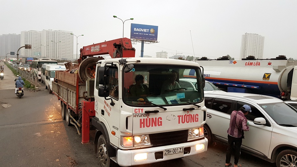 Dòng người đội mưa đổ về Hà Nội cuối ngày nghỉ lễ Giỗ Tổ - 11 Dòng người đội mưa đổ về Hà Nội cuối ngày nghỉ lễ Giỗ Tổ - 11