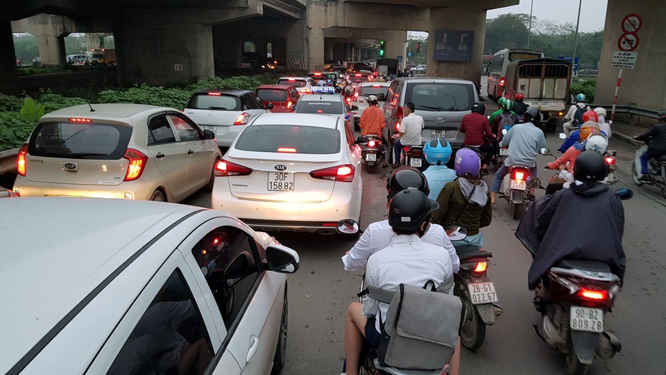 Dòng người đội mưa đổ về Hà Nội cuối ngày nghỉ lễ Giỗ Tổ - 5 Dòng người đội mưa đổ về Hà Nội cuối ngày nghỉ lễ Giỗ Tổ - 5