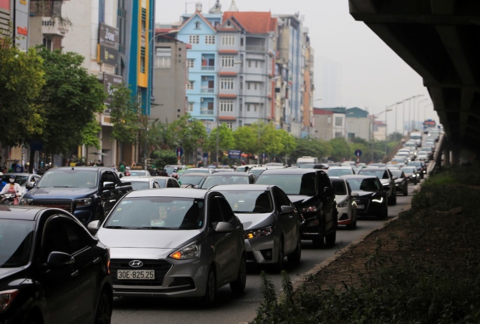 Dòng người đội mưa đổ về Hà Nội cuối ngày nghỉ lễ Giỗ Tổ - 4 Dòng người đội mưa đổ về Hà Nội cuối ngày nghỉ lễ Giỗ Tổ - 4