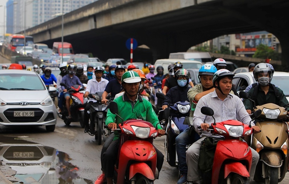 Dòng người đội mưa đổ về Hà Nội cuối ngày nghỉ lễ Giỗ Tổ - 2 Dòng người đội mưa đổ về Hà Nội cuối ngày nghỉ lễ Giỗ Tổ - 2