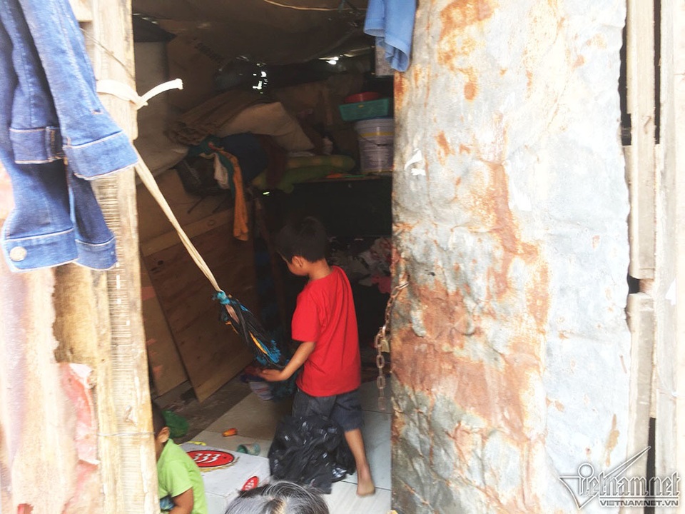 Xóm ngụ cư Sài Gòn: Con muốn đi học để được ăn cơm với thịt cá - 3 Xóm ngụ cư Sài Gòn: Con muốn đi học để được ăn cơm với thịt cá - 3