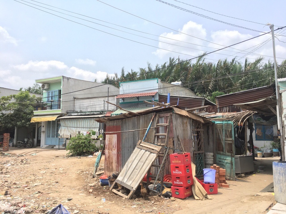 Xóm ngụ cư Sài Gòn: Con muốn đi học để được ăn cơm với thịt cá - 1 Xóm ngụ cư Sài Gòn: Con muốn đi học để được ăn cơm với thịt cá - 1