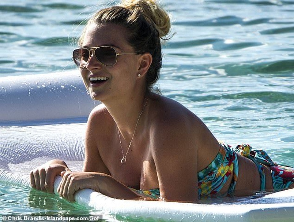 Zara Holland khoe thân hình nảy nở - 1 Zara Holland khoe thân hình nảy nở - 1