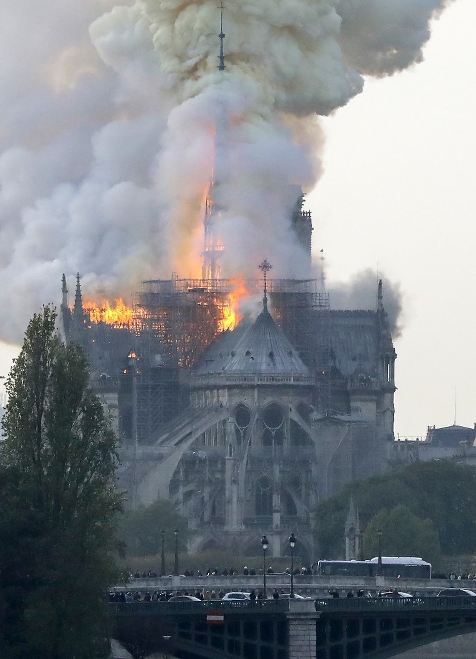 Tháp chuông Nhà thờ Đức Bà Paris đổ sập trong vụ cháy khủng khiếp - 4 Tháp chuông Nhà thờ Đức Bà Paris đổ sập trong vụ cháy khủng khiếp - 4
