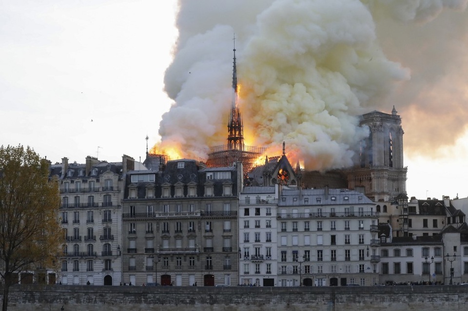 Tháp chuông Nhà thờ Đức Bà Paris đổ sập trong vụ cháy khủng khiếp - 2 Tháp chuông Nhà thờ Đức Bà Paris đổ sập trong vụ cháy khủng khiếp - 2