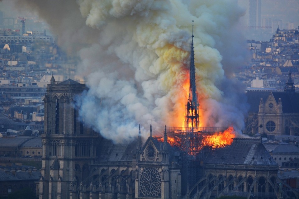 Tháp chuông Nhà thờ Đức Bà Paris đổ sập trong vụ cháy khủng khiếp - 1 Tháp chuông Nhà thờ Đức Bà Paris đổ sập trong vụ cháy khủng khiếp - 1