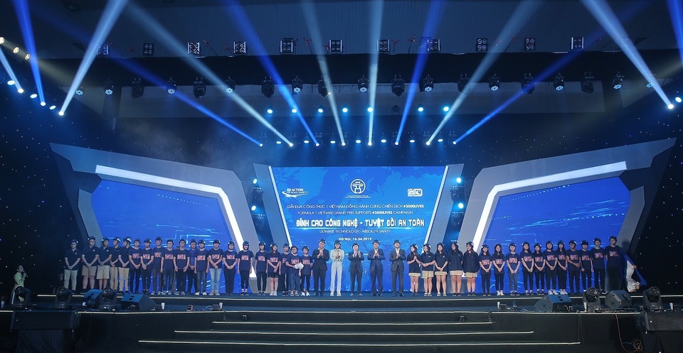 Việt Nam Grand Prix tặng 10.000 mũ bảo hiểm cho học sinh, sinh viên - 4 Việt Nam Grand Prix tặng 10.000 mũ bảo hiểm cho học sinh, sinh viên - 4