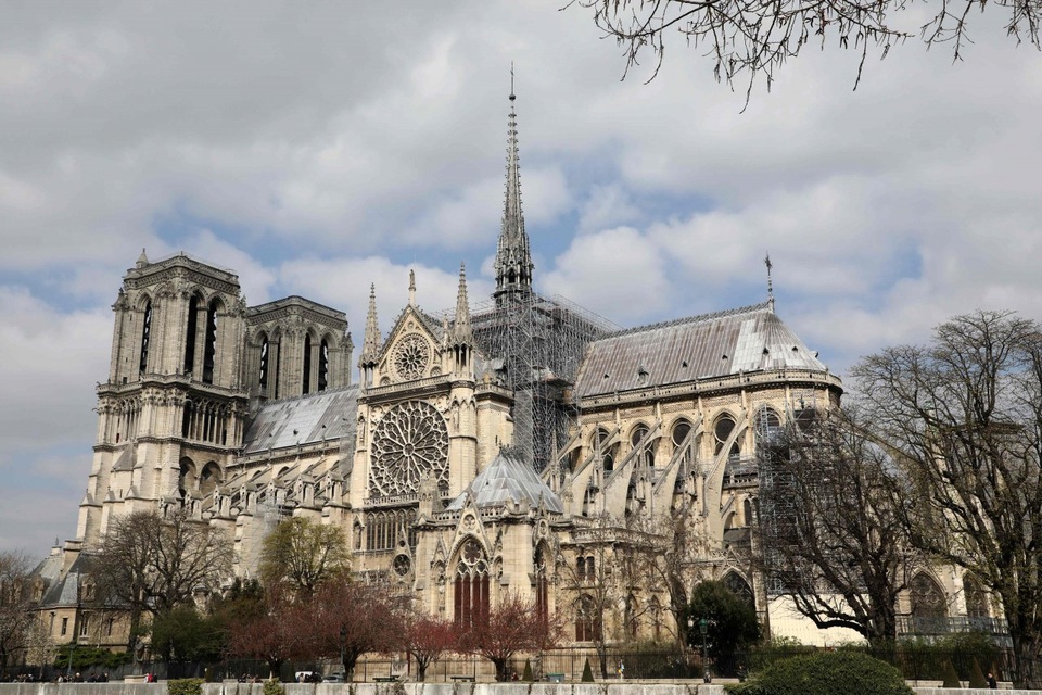 Nhà thờ Đức Bà Paris qua lời văn của đại văn hào Victor Hugo - 2 Nhà thờ Đức Bà Paris qua lời văn của đại văn hào Victor Hugo - 2