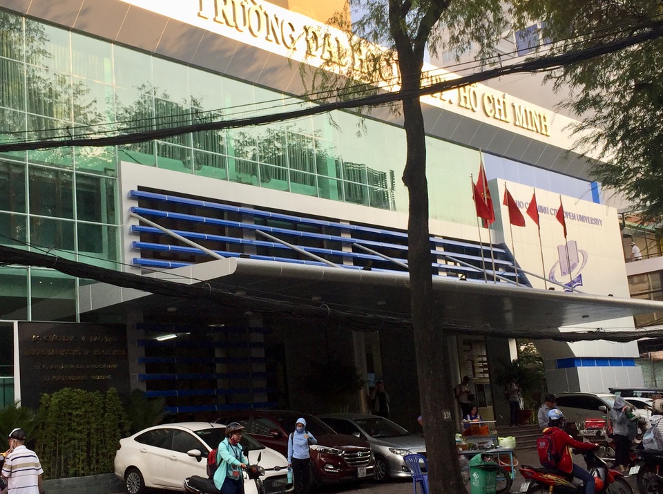 Một ĐH tại TPHCM ngừng sử dụng nước đóng chai nhựa, ống hút nhựa - 1 Một ĐH tại TPHCM ngừng sử dụng nước đóng chai nhựa, ống hút nhựa - 1
