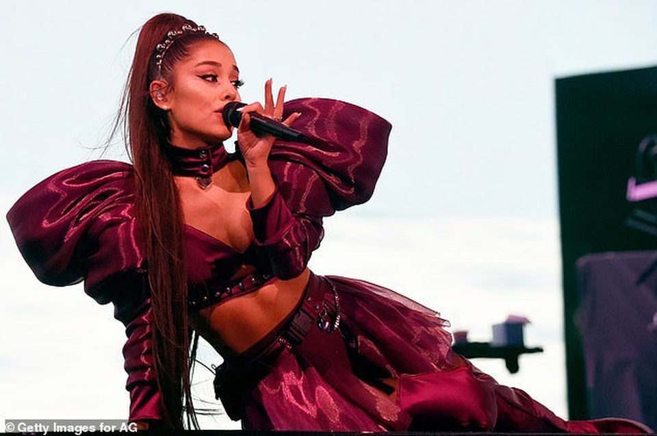 Ariana Grande nhận cát sê 8 triệu USD cho 2 buổi diễn - 2 Ariana Grande nhận cát sê 8 triệu USD cho 2 buổi diễn - 2