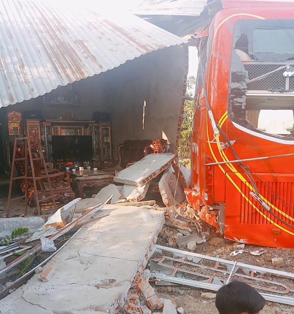 Xe khách tuột dốc làm sập nhà dân, 5 người may mắn thoát chết trong gang tấc - 1