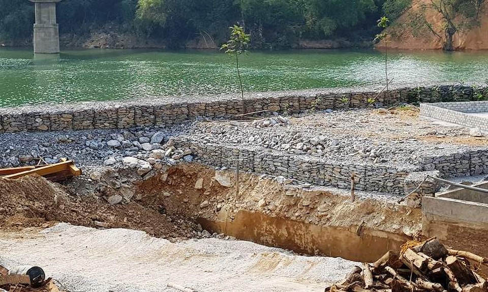 Đổ hàng nghìn khối đá xây kè lấn sông Mã làm nhà xưởng - 3 Đổ hàng nghìn khối đá xây kè lấn sông Mã làm nhà xưởng - 3