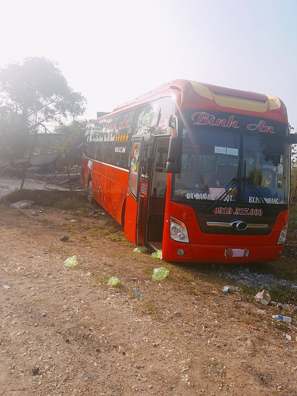 Xe khách tuột dốc làm sập nhà dân, 5 người may mắn thoát chết trong gang tấc - 2