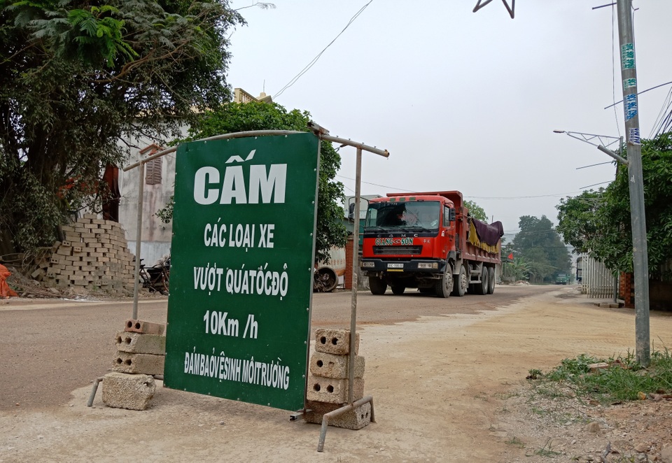 Dân khốn khổ vì xe tải chở đá “tra tấn” suốt ngày đêm - 3