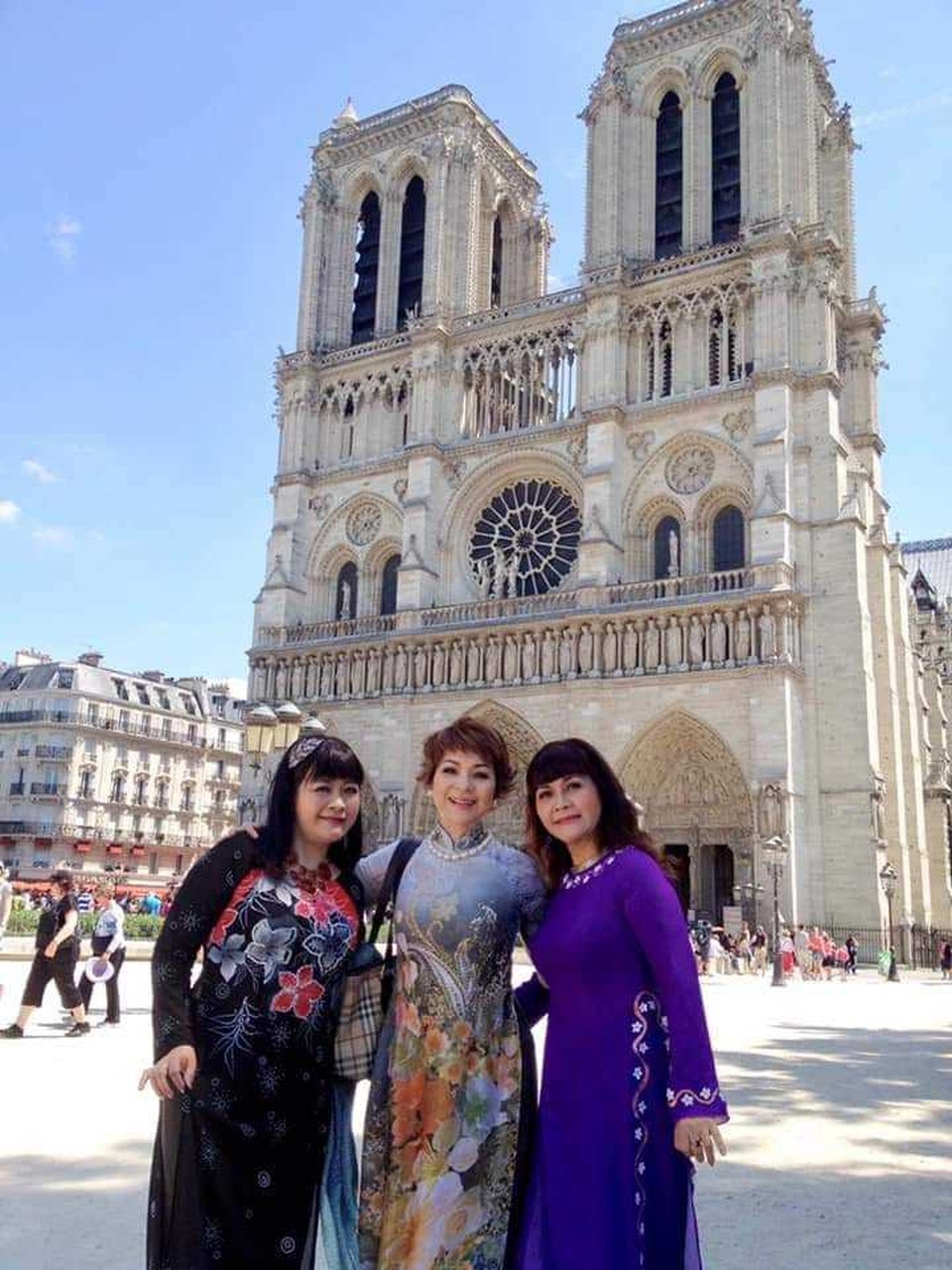 Nghệ sĩ Việt thảng thốt khi hay tin Nhà thờ Đức Bà Paris bốc cháy - 3 Nghệ sĩ Việt thảng thốt khi hay tin Nhà thờ Đức Bà Paris bốc cháy - 3