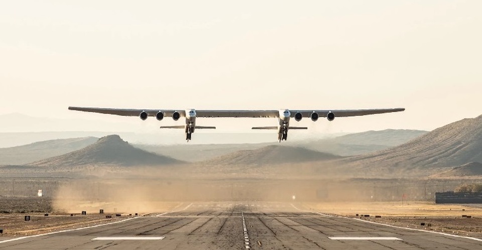 Stratolaunch, chiếc máy bay lớn nhất thế giới đã thực hiện chuyến bay lịch sử đầu tiên - 1 Stratolaunch, chiếc máy bay lớn nhất thế giới đã thực hiện chuyến bay lịch sử đầu tiên - 1