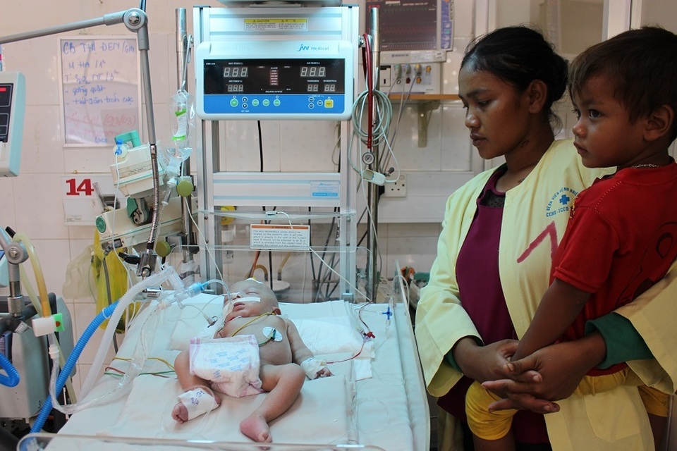 Xin hãy cứu bé trai kháu khỉnh vừa chào đời đã nguy kịch do nhiễm trùng uốn ván - 5 Xin hãy cứu bé trai kháu khỉnh vừa chào đời đã nguy kịch do nhiễm trùng uốn ván - 5