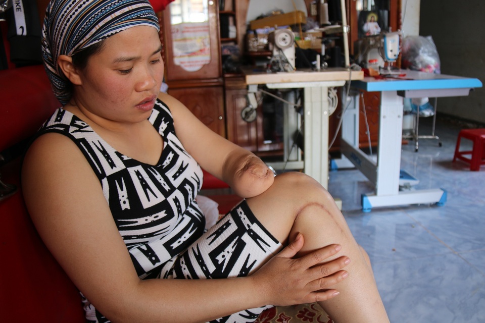 Bố mất, mẹ dính khối u, nhà bị siết nợ, hai đứa bé bơ vơ không lối thoát! - 1 Bố mất, mẹ dính khối u, nhà bị siết nợ, hai đứa bé bơ vơ không lối thoát! - 1