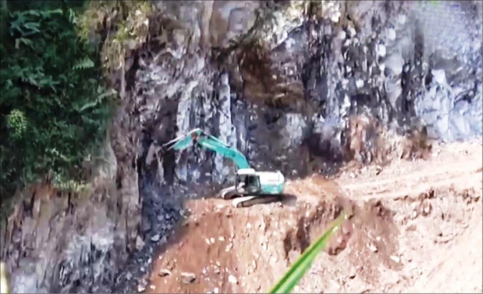 Hơn 50 hộ dân bị nứt nhà nghi do thủy điện nổ mìn gây ảnh hưởng - 3 Hơn 50 hộ dân bị nứt nhà nghi do thủy điện nổ mìn gây ảnh hưởng - 3