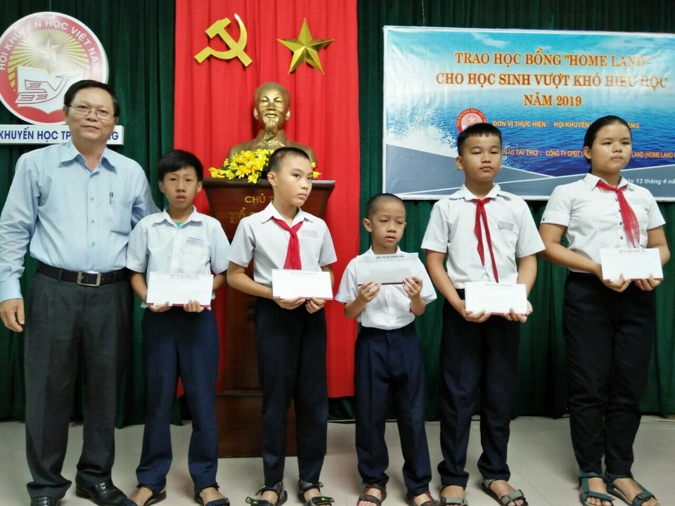 Đà Nẵng: Trao 200 triệu đồng học bổng hỗ trợ học sinh vượt khó - 1 Đà Nẵng: Trao 200 triệu đồng học bổng hỗ trợ học sinh vượt khó - 1