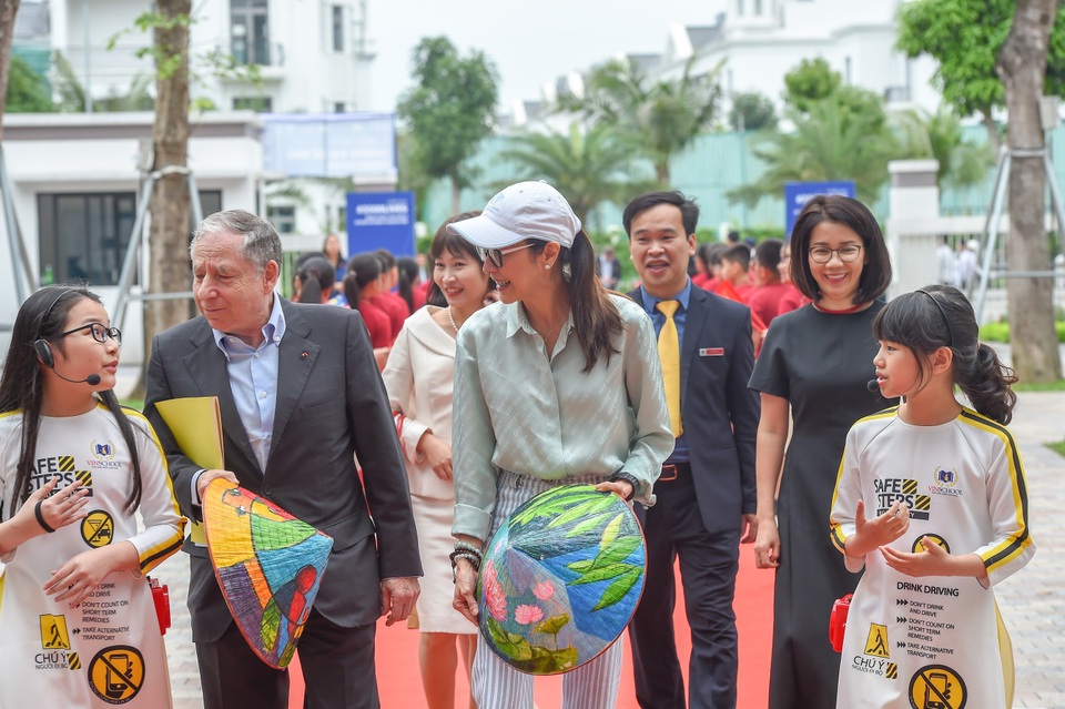 Ngôi sao Dương Tử Quỳnh cùng học sinh Việt Nam tuyên truyền an toàn giao thông - 1 Ngôi sao Dương Tử Quỳnh cùng học sinh Việt Nam tuyên truyền an toàn giao thông - 1