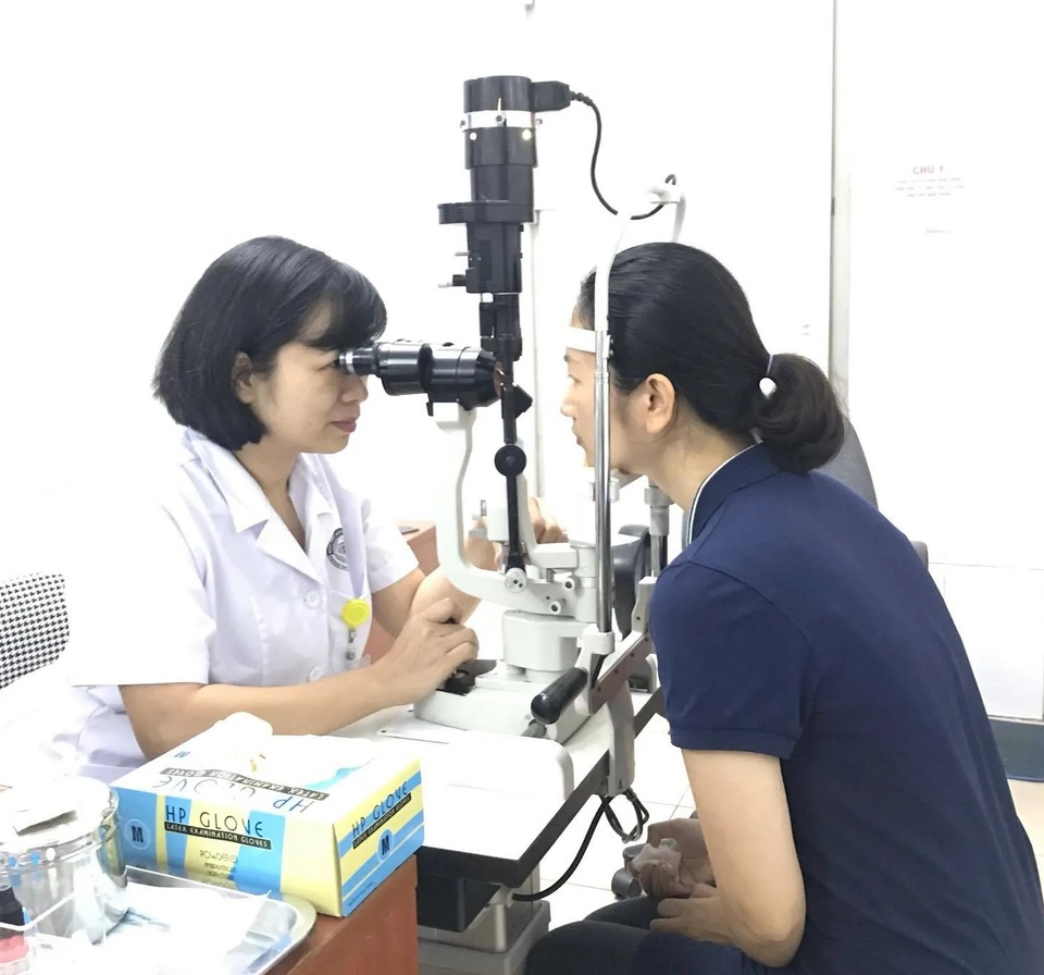 Dân văn phòng khốn khổ vì mắt cay xè, khó chịu khi nhìn máy tính - 1 Dân văn phòng khốn khổ vì mắt cay xè, khó chịu khi nhìn máy tính - 1