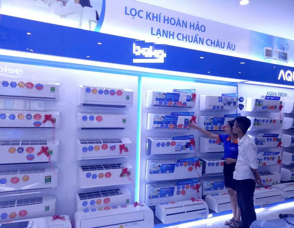TPHCM nóng như đổ lửa, thợ lắp đặt máy lạnh làm xuyên đêm - 2 TPHCM nóng như đổ lửa, thợ lắp đặt máy lạnh làm xuyên đêm - 2