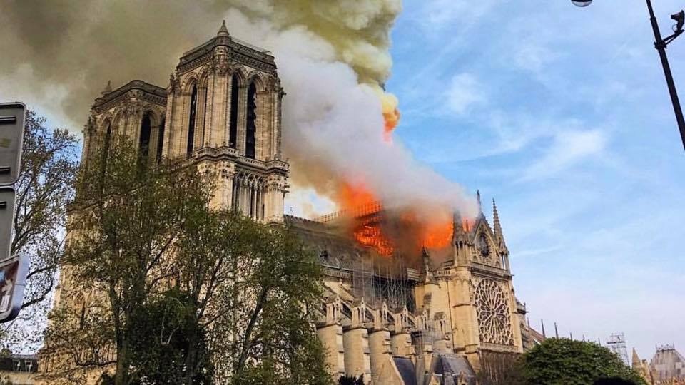Nghệ sĩ Việt thảng thốt khi hay tin Nhà thờ Đức Bà Paris bốc cháy - 1 Nghệ sĩ Việt thảng thốt khi hay tin Nhà thờ Đức Bà Paris bốc cháy - 1