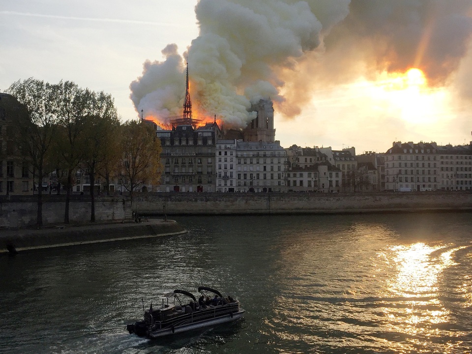Hiện trường vụ hỏa hoạn kinh hoàng tàn phá nhà thờ Đức Bà Paris - 2 Hiện trường vụ hỏa hoạn kinh hoàng tàn phá nhà thờ Đức Bà Paris - 2