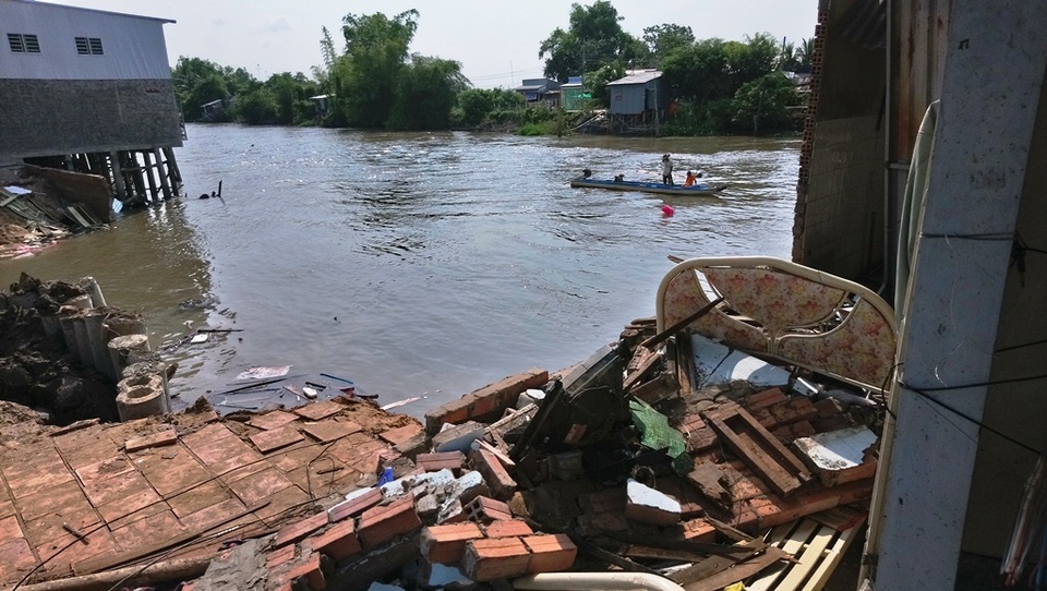 Sạt lở, 4 căn nhà bị trôi sông, thiệt hại tiền tỷ - 2