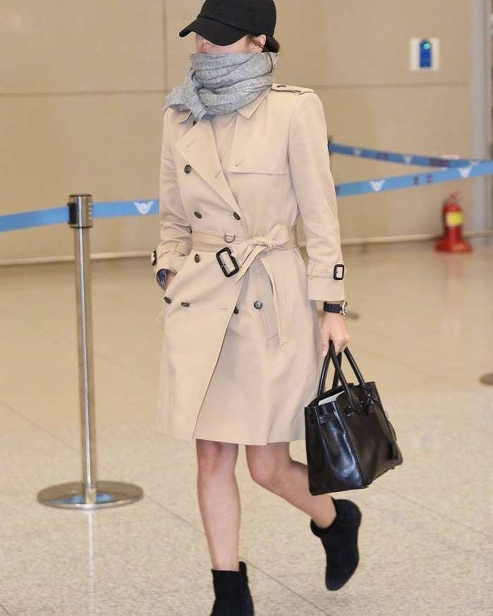 Song Hye Kyo lại khiến fan đồn đoán vì không đeo nhẫn cưới - 13 Song Hye Kyo lại khiến fan đồn đoán vì không đeo nhẫn cưới - 13