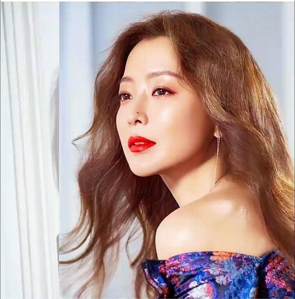 Gương mặt sưng phù của biểu tượng nhan sắc xứ Hàn Kim Hee Sun khiến fan hoang mang - 15 Gương mặt sưng phù của biểu tượng nhan sắc xứ Hàn Kim Hee Sun khiến fan hoang mang - 15