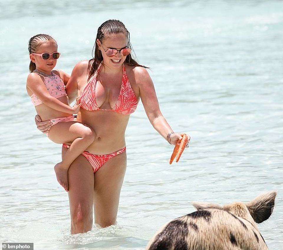 Tamara Ecclestone bốc lửa với áo tắm - 1 Tamara Ecclestone bốc lửa với áo tắm - 1