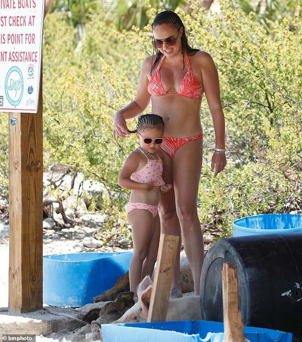 Tamara Ecclestone bốc lửa với áo tắm - 2 Tamara Ecclestone bốc lửa với áo tắm - 2